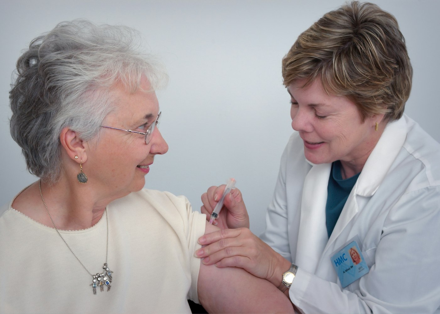 Pflegekräfte im Krankenhausflur